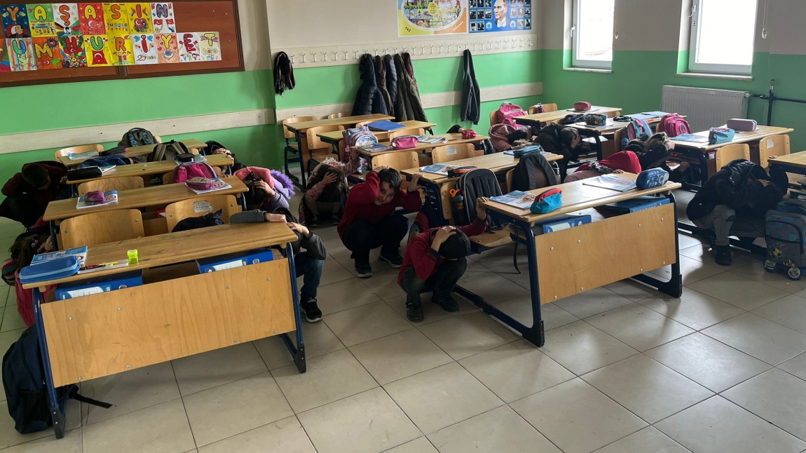 Okulumuzda Deprem ve Tahliye Tatbikatı Yaptık